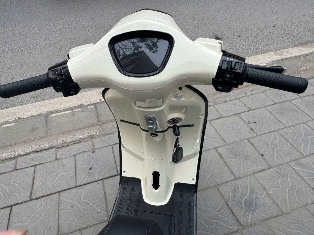 Xe máy điện giá rẻ nhưng đi xa 80km đang thu hút người dùng trẻ